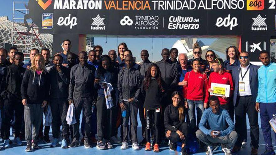 Los grandes favoritos del Maratón y del 10K posan en la pasarela de llegada.