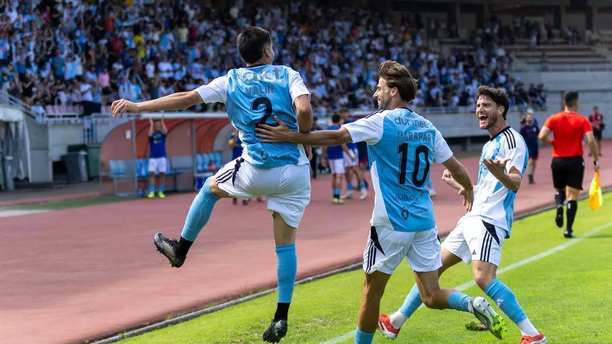 El Compos pone pie y medio en Segunda RFEF al batir por 3-0 al Badalona