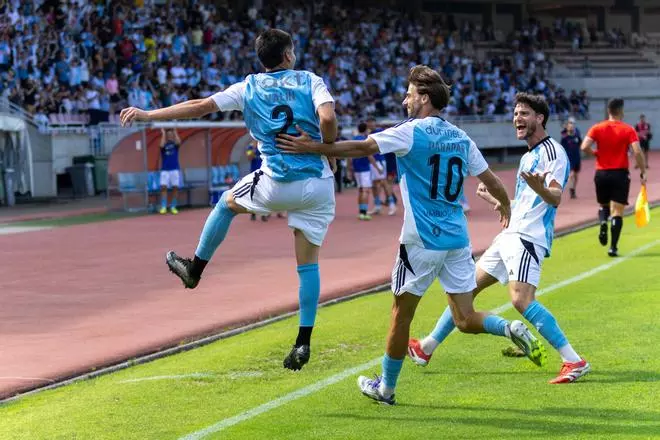 El Compos pone pie y medio en Segunda RFEF al batir por 3-0 al Badalona