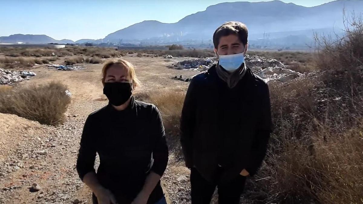 Lara López y Raúl Ruiz, junto a montañas de escombros en Fontcalent.