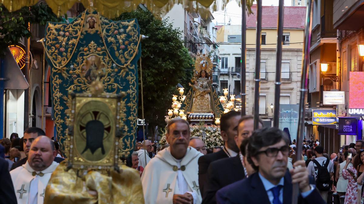 La Virgen del Remedio y la Santa Faz procesionan juntas por las calles de Alicante