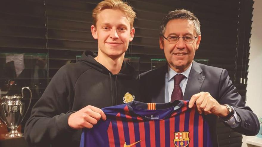 Bartomeu, con el futbolista Frenkie de Jong.