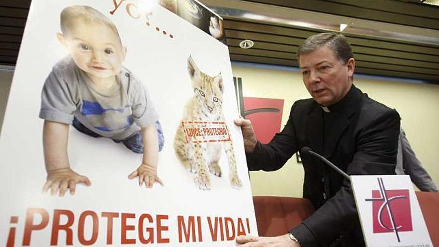 Martínez Camino durante la presentación de la campaña de la Iglesia contra el aborto. / efe