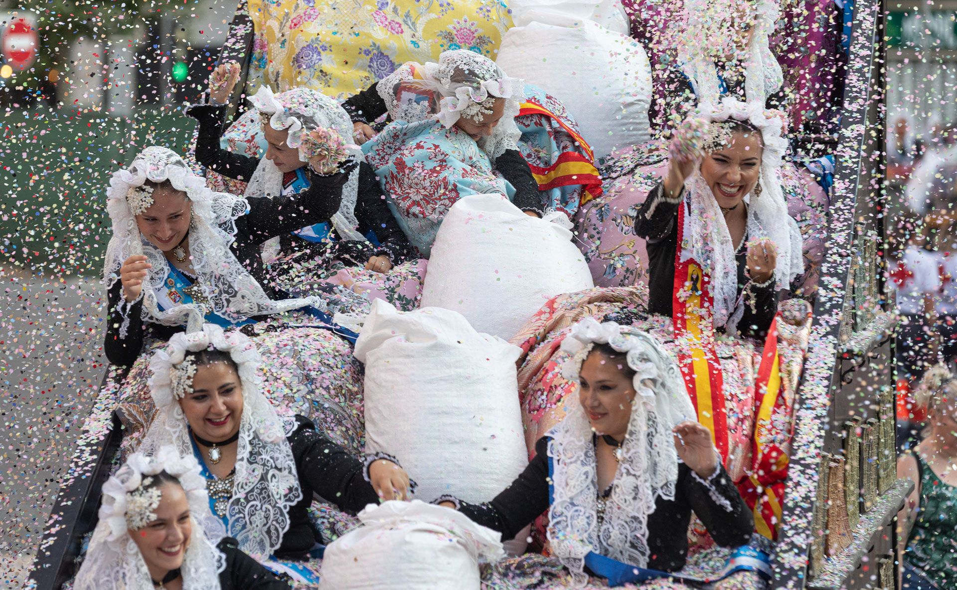 HOGUERAS DE ALICANTE | Un Coso Multicolor de menos a más