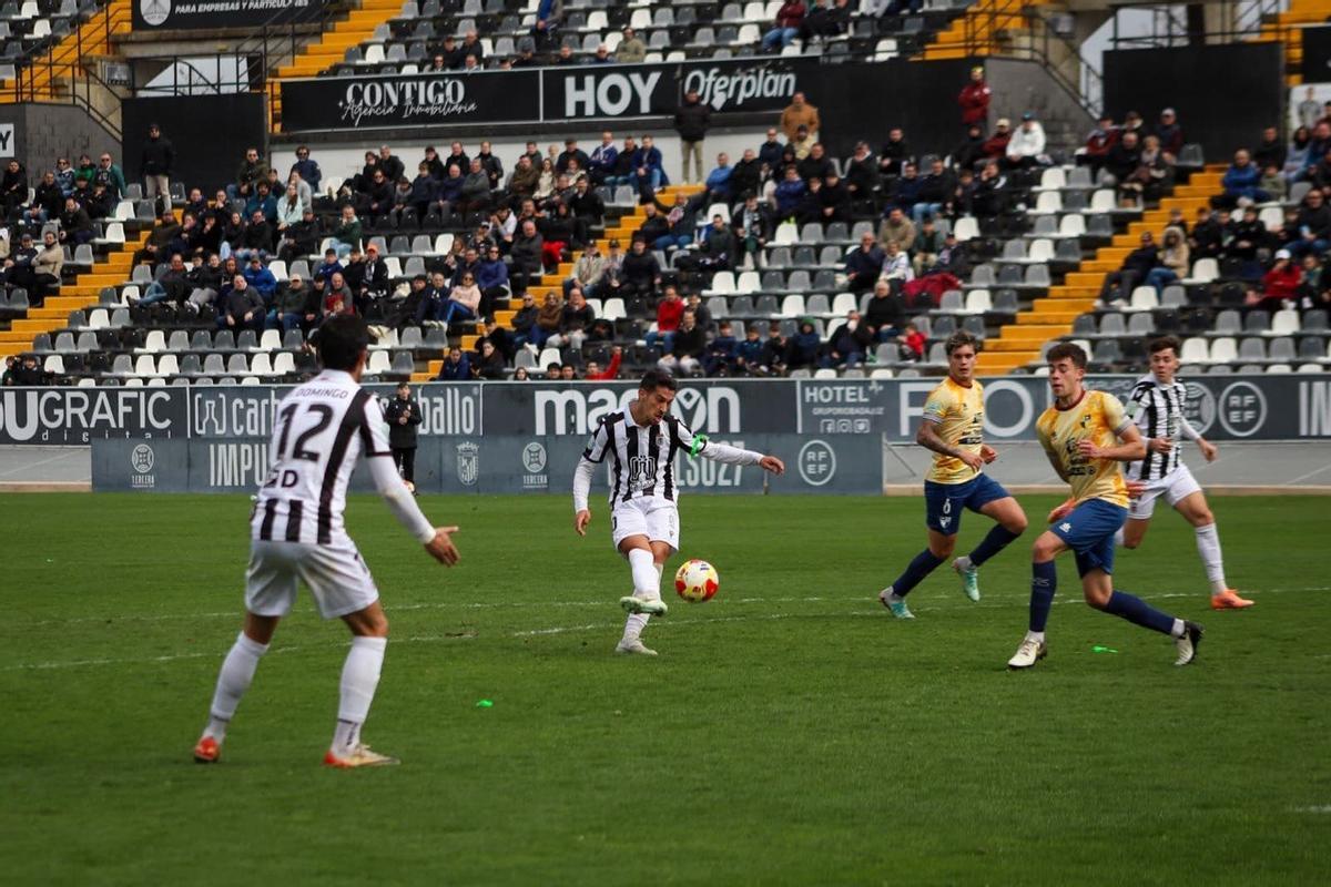 Barba dispara a puerta en una de las acciones de gol de la primera parte.