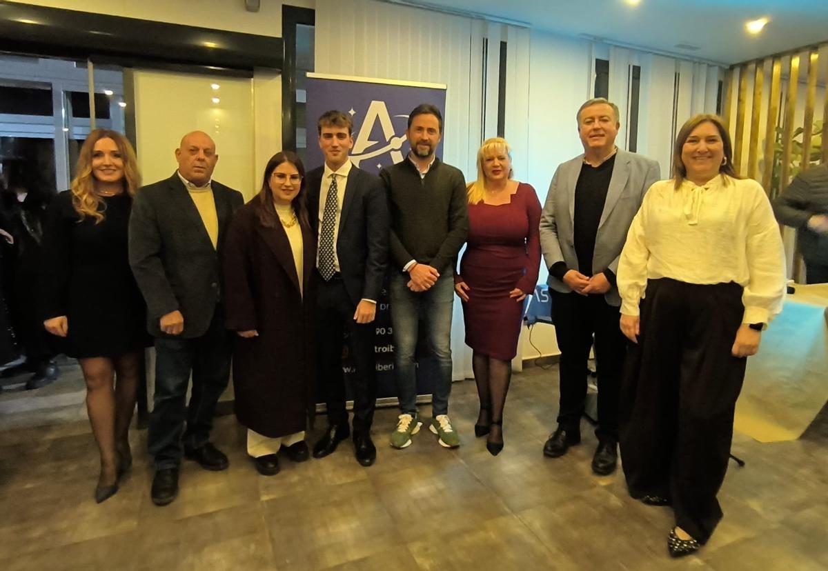 Representantes de la nueva empresa Astroiberia, junto a representantes municipales