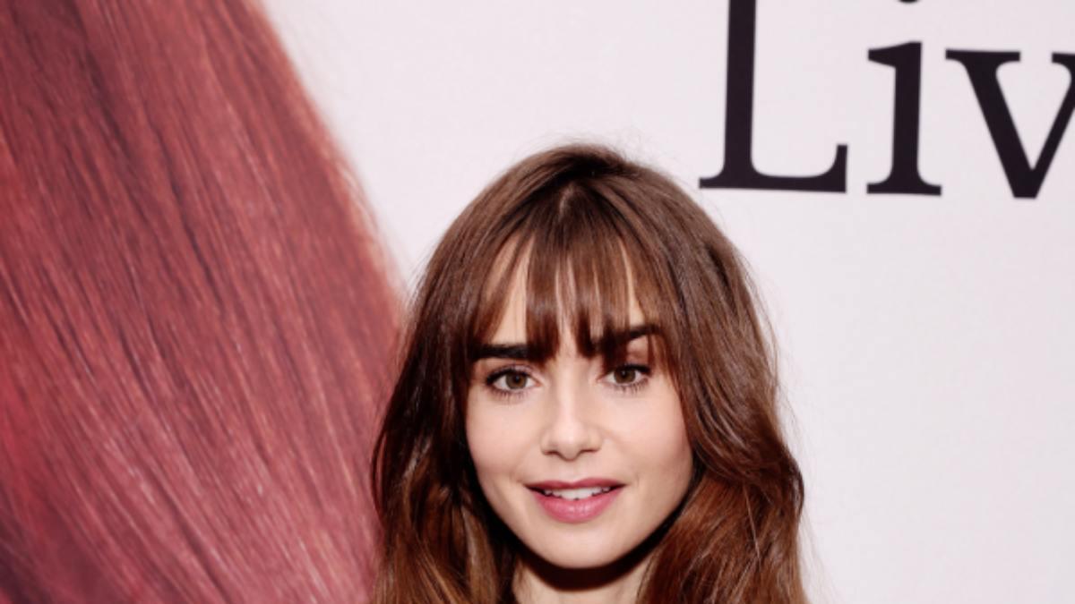 Lily Collins deslumbra con un vestido reciclado que podría llevar Emily Cooper