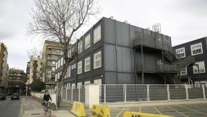 Barcelona 31-03-2023 Reportatge sobre escoles en barracons a Catalunya. Escola 30 Passos. Ambientillo a lentrada del cole Ecuela, barracones Fotografia de JOAN CORTADELLAS
