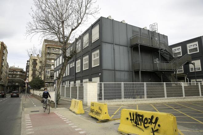 Las familias de un colegio público de Barcelona denuncian ante la Sindicatura de Comptes una década de clases en barracones