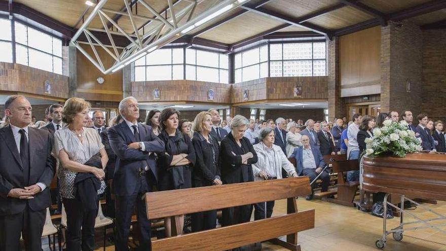 Familiares, amigos y compañeros de Francisco Pañeda Cuesta, durante el funeral en la iglesia de los Santos Apóstoles, en Oviedo.