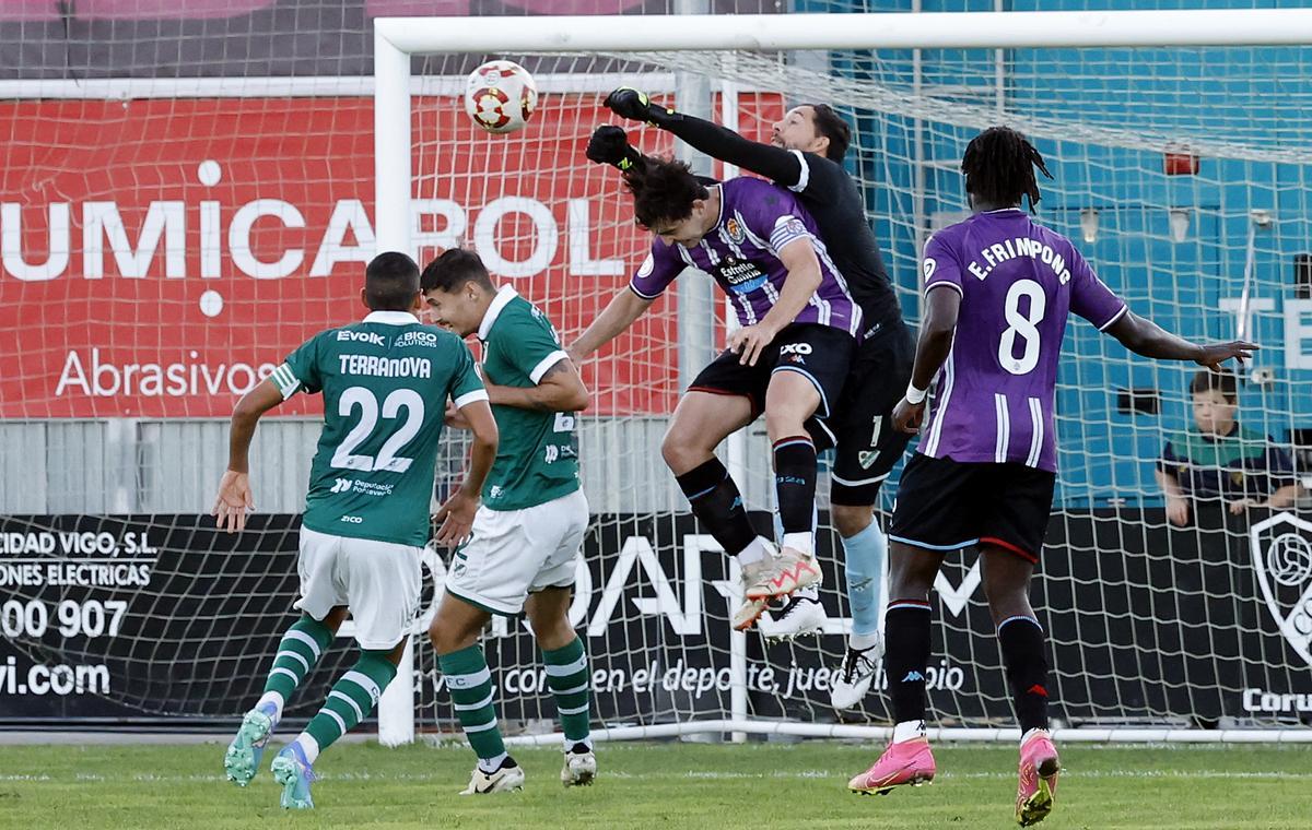 El portero del Coruxo despejando un balón