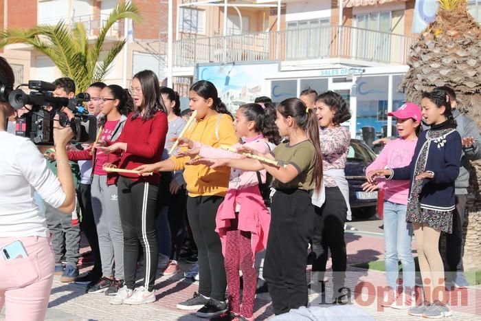 Un 'SOS' gigante para el Mar Menor formado por escolares en Villananitos