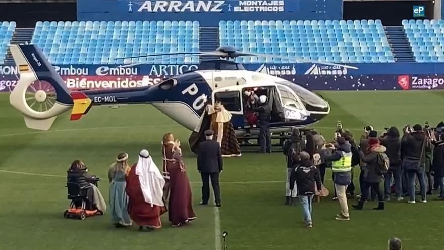 Así ha sido la llegada en helicóptero de los Reyes Magos a La Romareda.