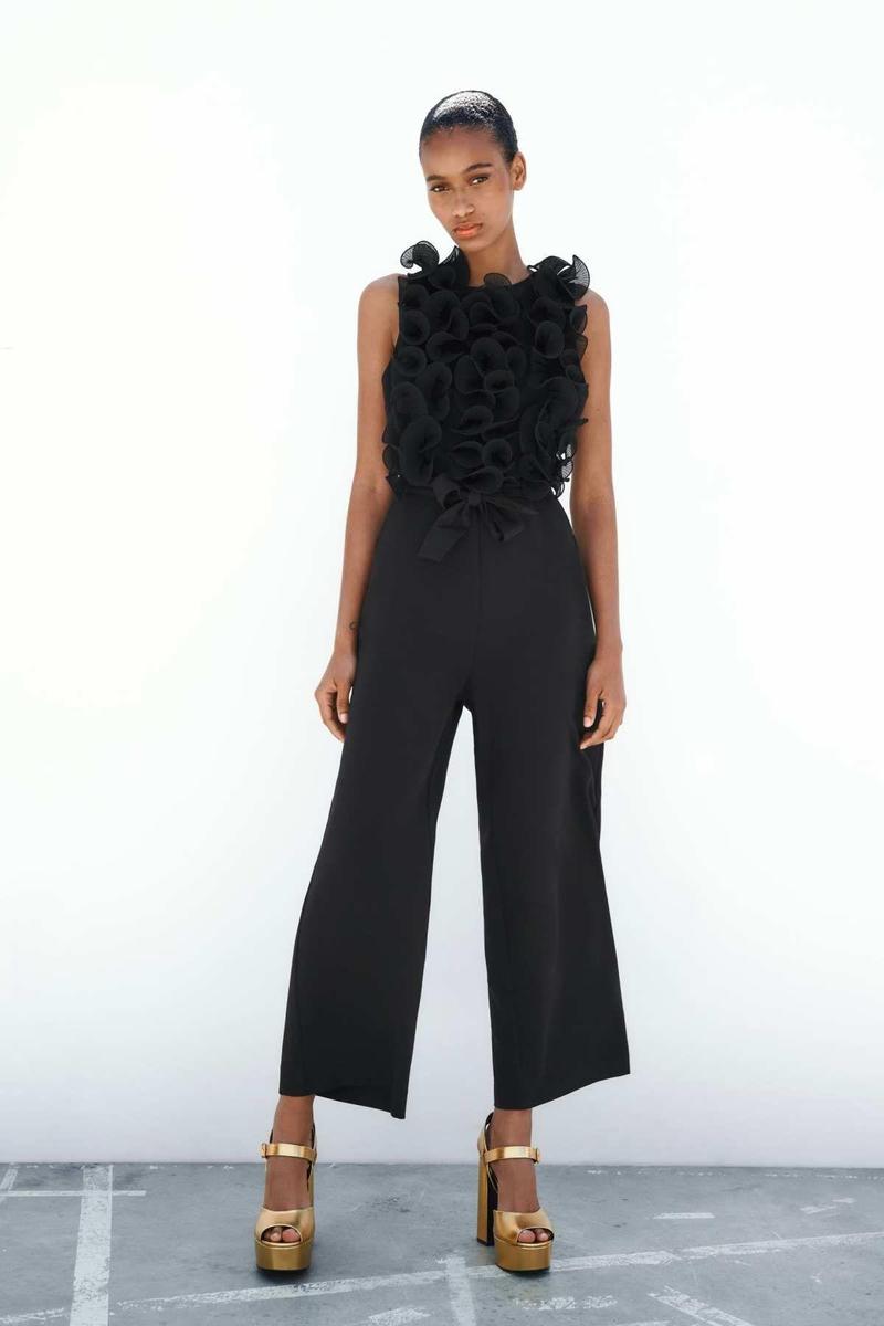 Mono con volantes de Zara
