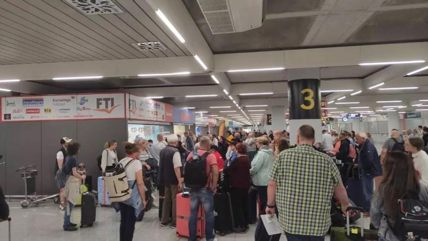 Los turistas tienen que llegar ellos mismos al hotel: esta es la situación en el aeropuerto de Palma tras la quiebra de FTI
