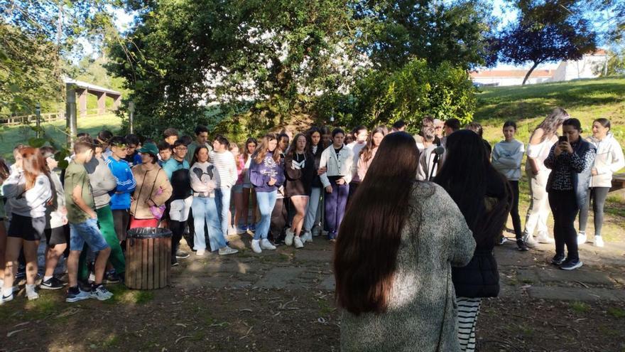 Un del acto celebrado ayer en el parque de A Coca por el Castro Alobre.