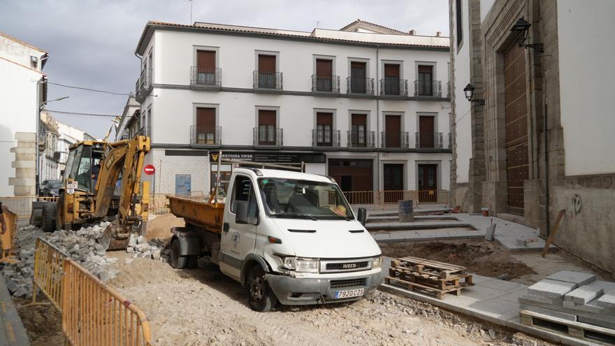 El Ayuntamiento de Pozoblanco tala los árboles de la puerta principal de la iglesia de Santa Catalina