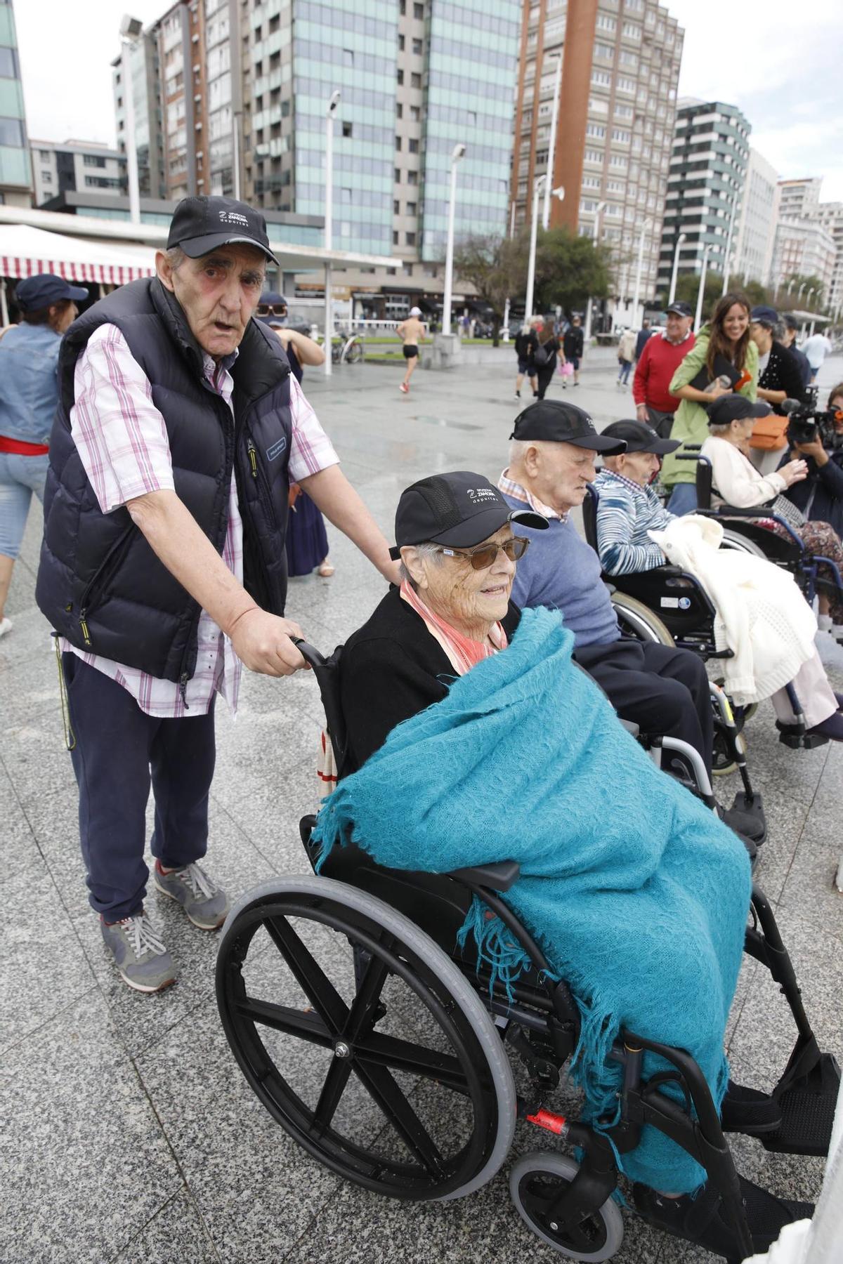 Mayores de la residencia de ancianos de Peleas de Abajo ven por primera vez el mar en Gijón