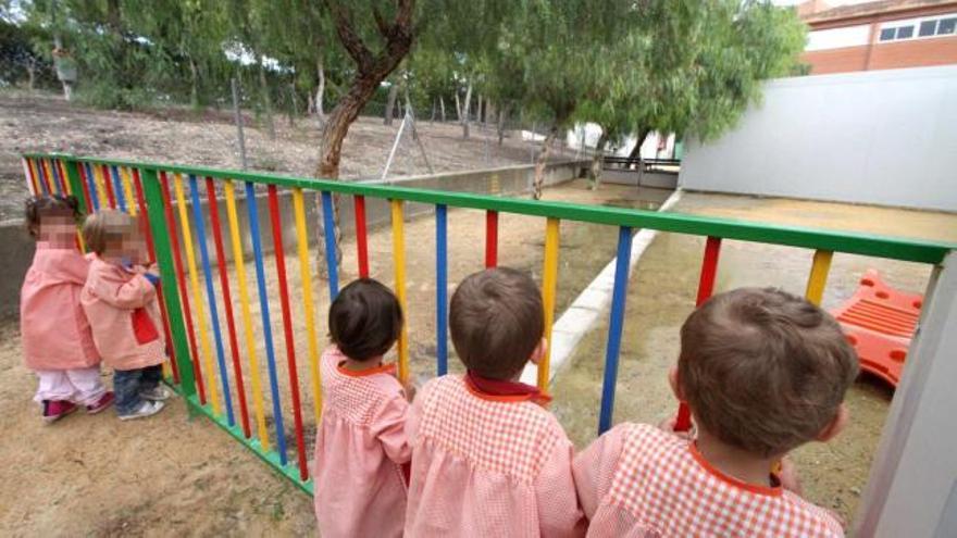 Los alumnos de las prefabricadas del Santa Infancia no pueden salir al patio cuando llueve porque el agua se acumula varios días.