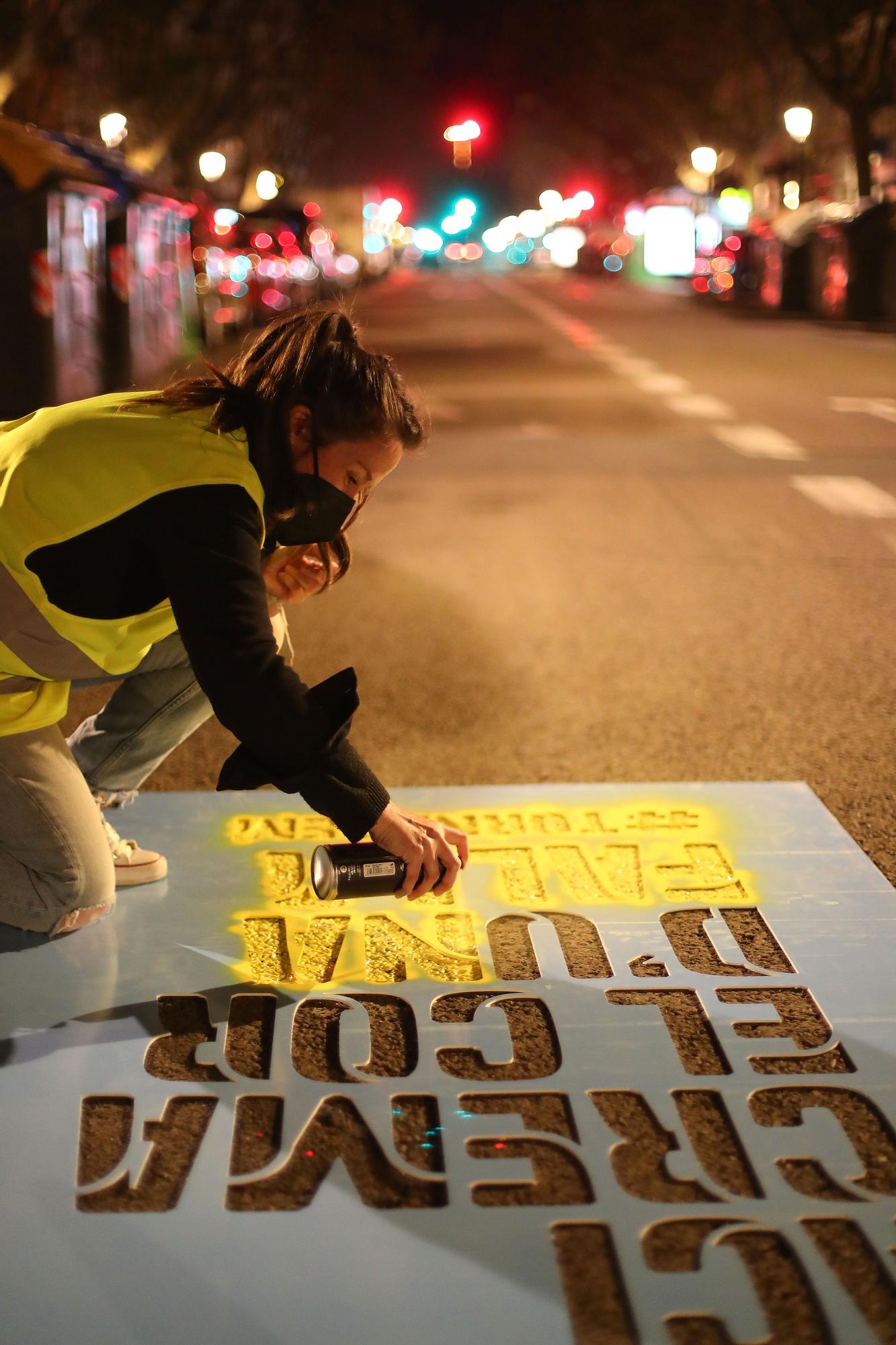 Así ha sido la pintada de Fallas en las calles de València