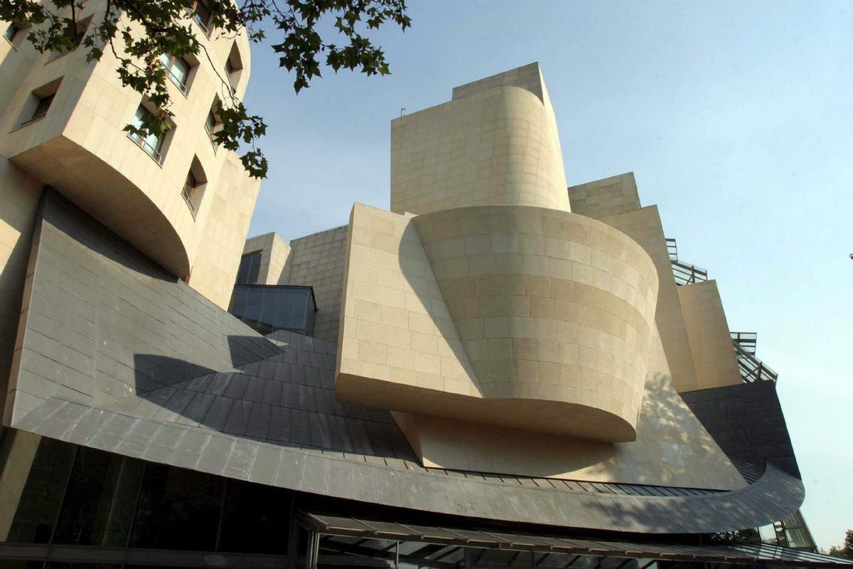 CIN01 PARêS (FRANCIA). 26.09.05.- Fotografía datada del 20 de septiembre de 2005 que muestra el nuevo edificio de la Cinemathéque o filmoteca francesa, institución pionera en la conservación de los primeros films de la historia del cine y que se ha trasladado desde el Palacio de Chaillot del Trocadero hasta un edificio diseñado por el célebre arquitecto Frank Gehry, creador del museo Guggenheim de Bilbao, en el número 51, rue de Bercy de París (Francia). El nuevo complejo, de 1.400 metros cuadrados, incluye cuatro auditorios -entre ellos el auditorio Henri Langlois, con espacio para 415 personas- un museo, la biblioteca BIFI del cine y un restaurante- y abrirá al público el 28 de septiembre. EFE/Ginies. CINE. ARQUITECTURA CONTEMPORÁNEA. CINEMATECA. EDIFICIOS. INAUGURACIONES.