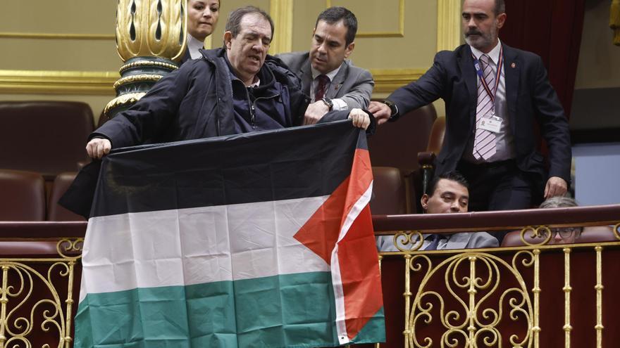 Dos activistas pro-palestinos interrumpen la comparecencia de Albares en el Congreso