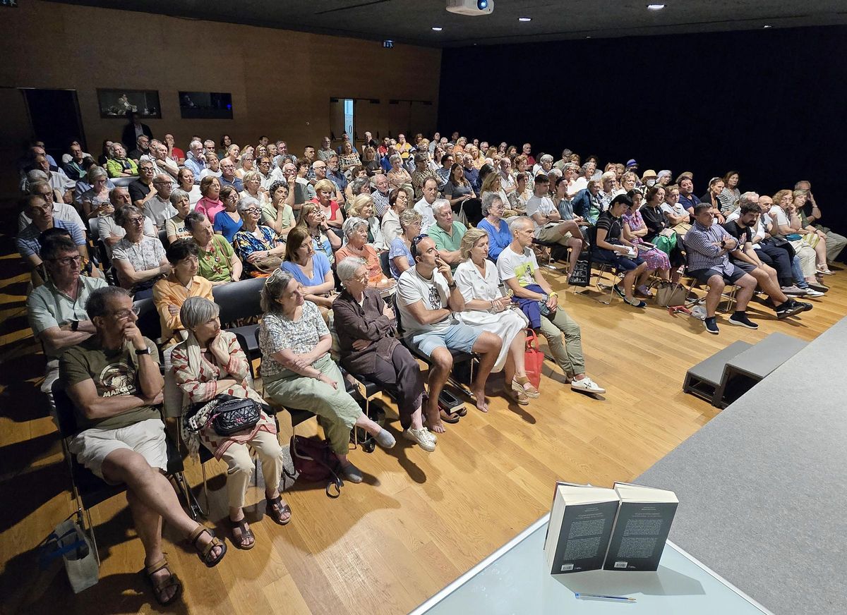 Público asistente a la charla del escritor Javier Cercas en el Club Faro