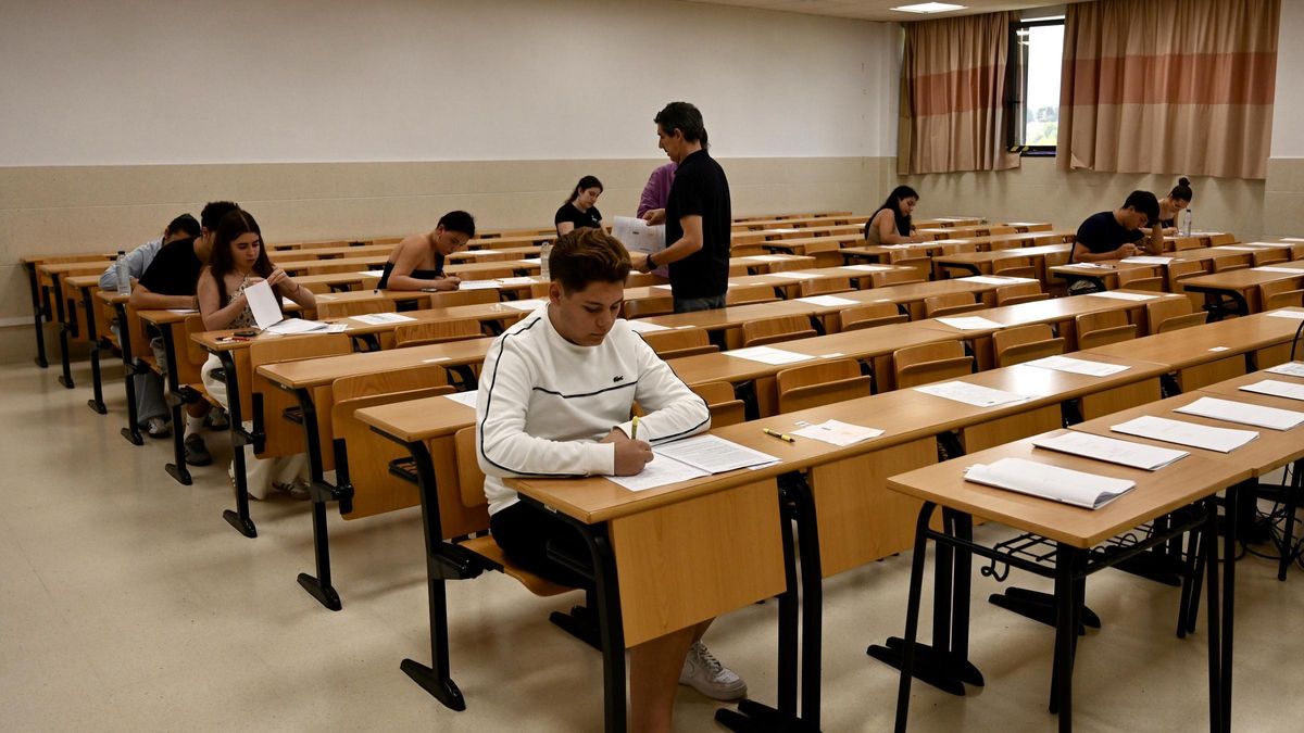 Estudiantes en el examen de la PAU