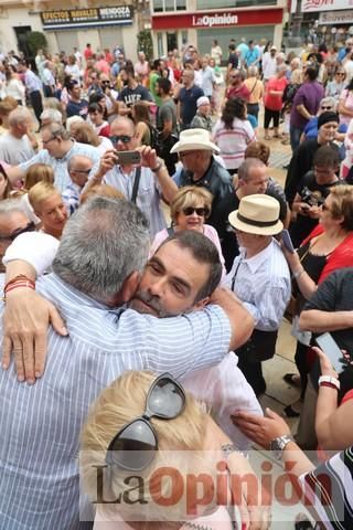 Cientos de personas protestan frente al Ayuntamiento de Cartagena por el pacto entre PP, PSOE y Cs