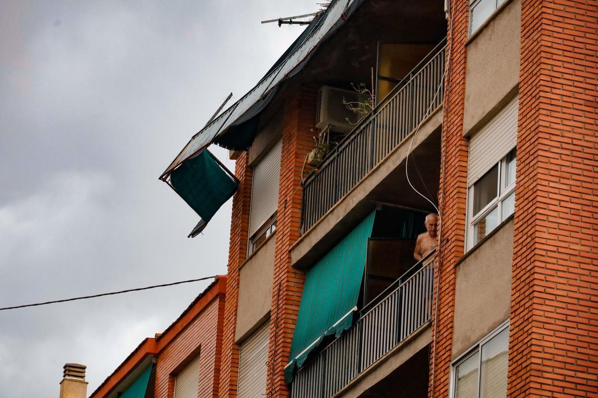 Las rachas de viento han arrancado barandillas de terrazas Las rachas de viento han arrancado barandillas de terrazas