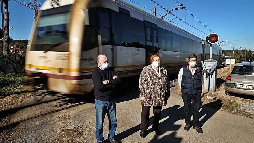 Por la izquierda, Juan Manuel García, Consuelo González y Ángel Eugenio Díaz, en el paso a nivel de Veriña. | Juan Plaza