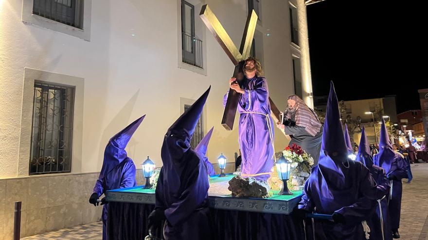 Campdevànol viu la tradicional processó dels Sants Misteris amb els passos vivents recorrent els carrers