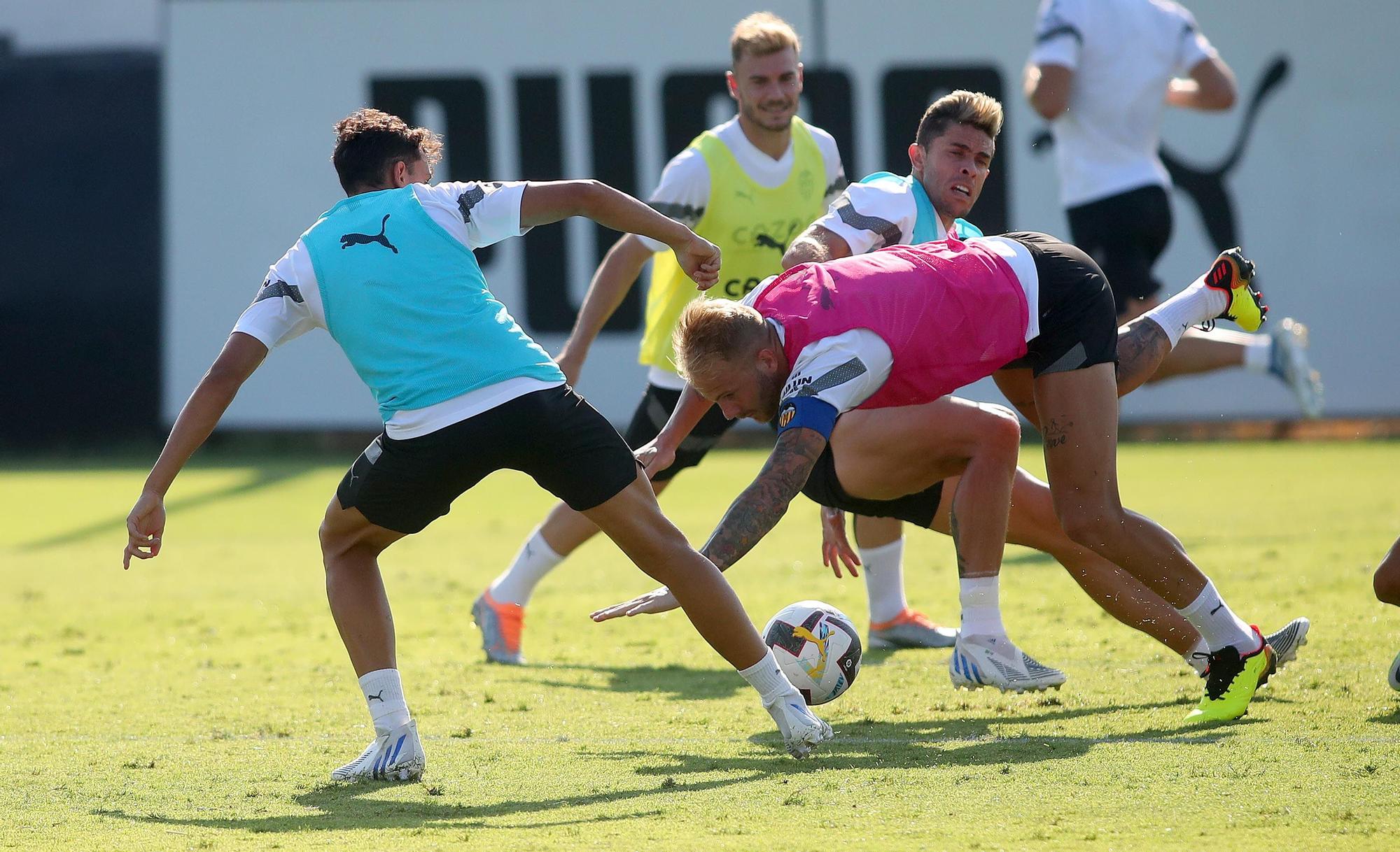 La anécdota de los brazaletes de capitán en el último entrenamiento del Valencia CF