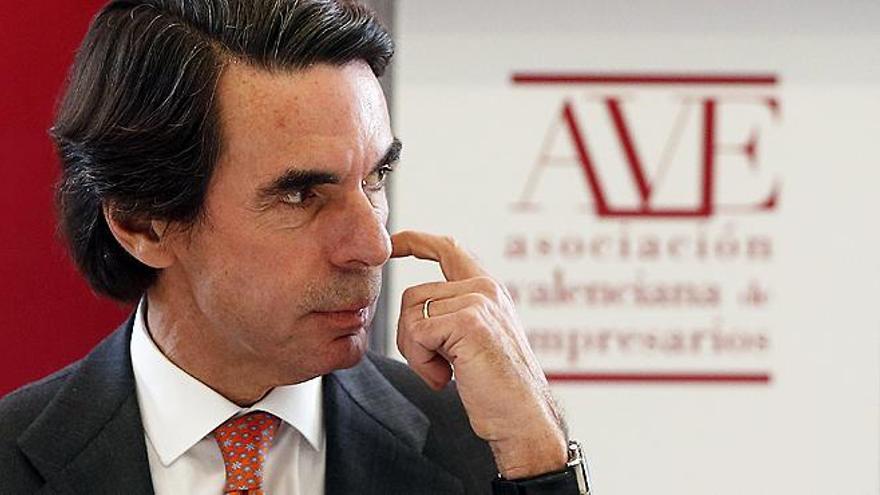 Aznar arremete contra la gestión de Rajoy