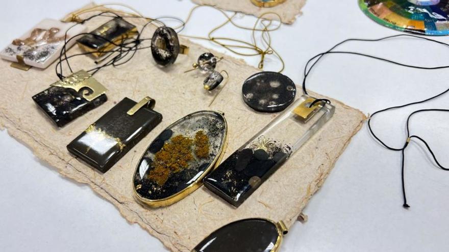 Colección de joyas realizadas con ceniza y materiales naturales, engastadas en latón. | | E.D.