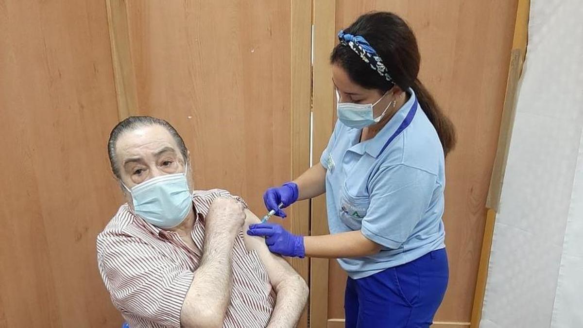 Un hombre recibe una vacuna del covid.