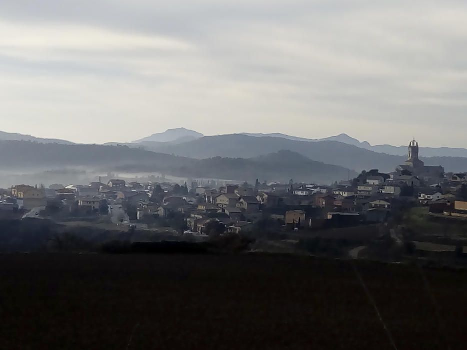 Moià. Així es despertava Moià, amb un cel enteranyinat per núvols alts i molt abundants que impedien l’acció solar, fet que provocava un matí gèlid d’hivern.