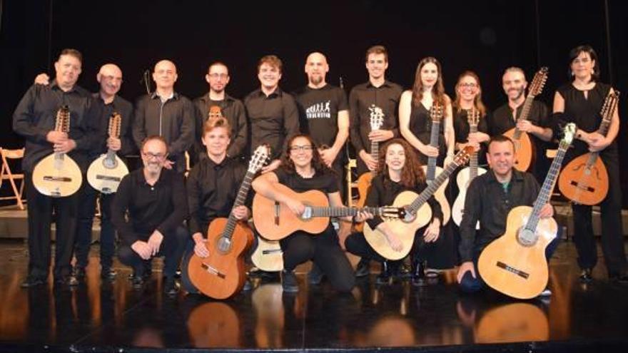 Los músicos de Iberian Folk Ensemble de Petrer, con su director Pepe Payá.