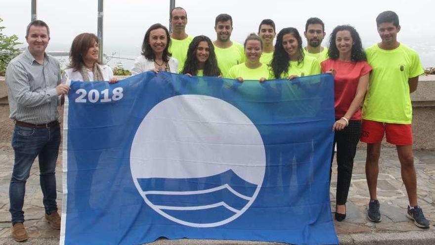 La alcaldesa con los socorristas y otros miembros del equipo de gobierno presentan las banderas. // S.A.