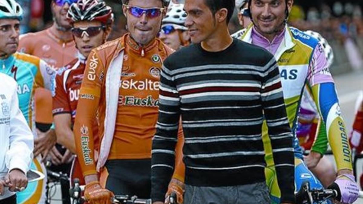 Contador junto a Samuel Sánchez (a la izquierda) e Ivan Basso, el 30 de octubre, en el critérium de Oviedo.