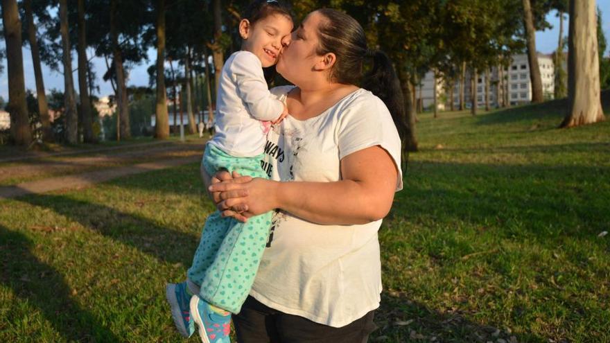 La pequeña Nahir con su madre.