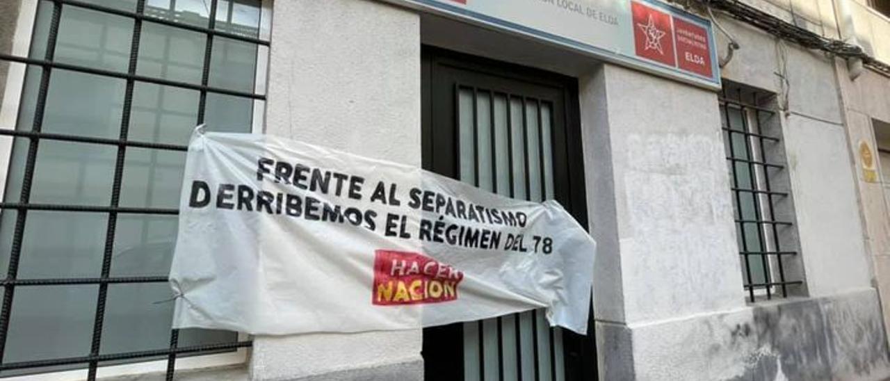 La pancarta colocada en la puerta de la sede del PSOE en Elda.