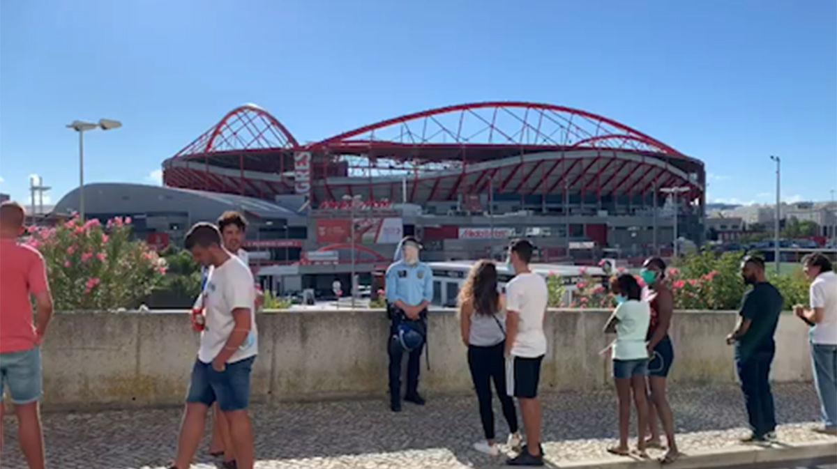 Así aguardan los aficionados la llegada del Barça a las afueras del estadio