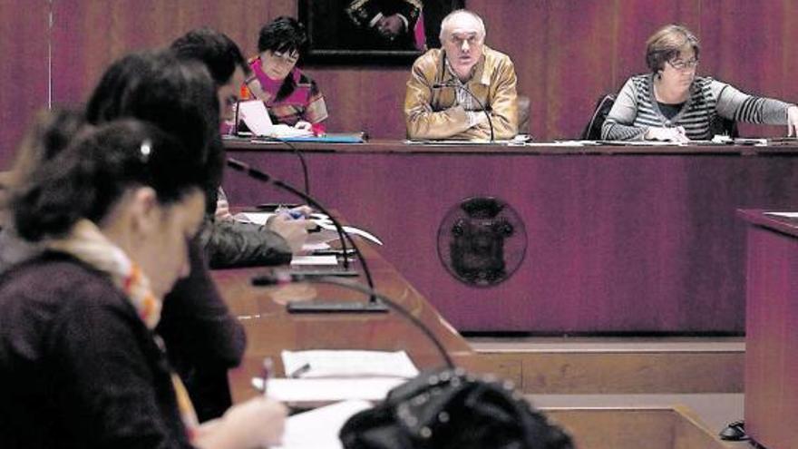 Reunión de la mesa de selección para el Reconocimiento a la labor voluntaria 2011, ayer, en el salón de plenos.