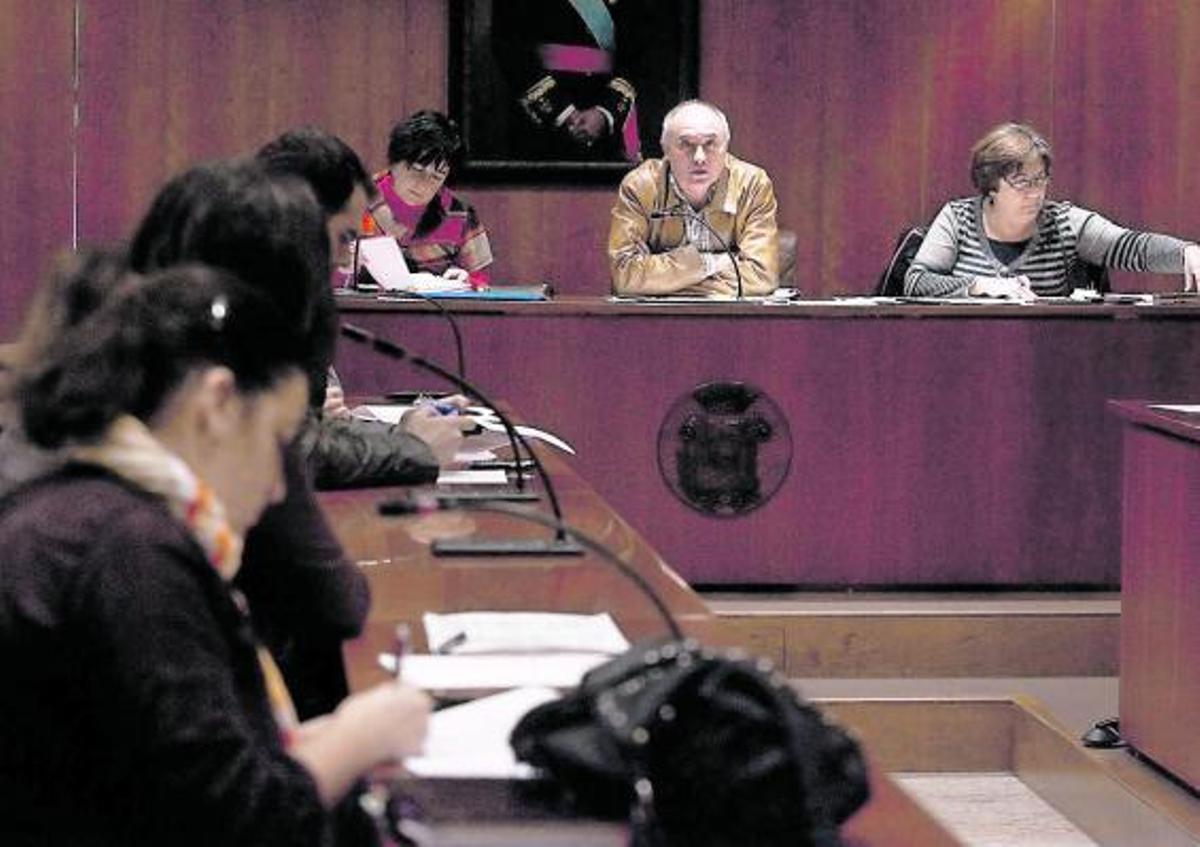 Reunión de la mesa de selección para el Reconocimiento a la labor voluntaria 2011, ayer, en el salón de plenos.