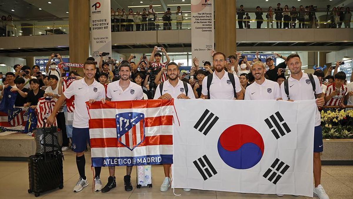 Los jugadores del Atlético, a su llegada a Seúl, su primera parada de la pretemporada.