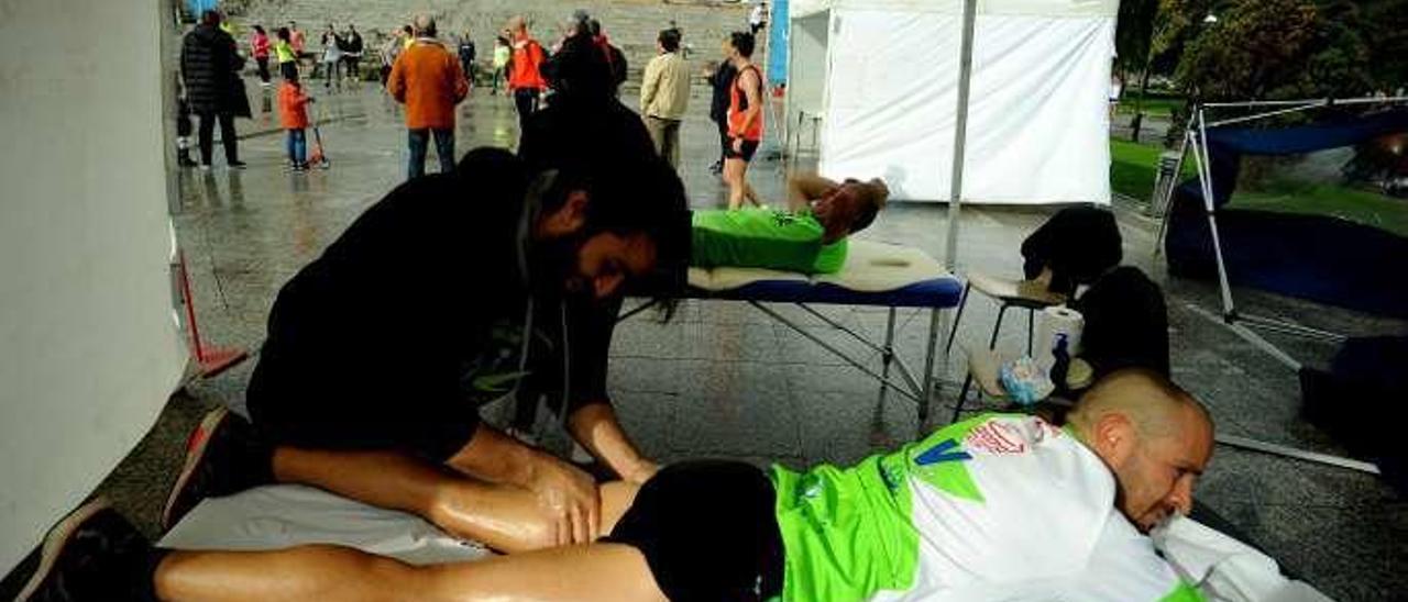 Uno de los corredores recibe un masaje. // Iñaki Abella
