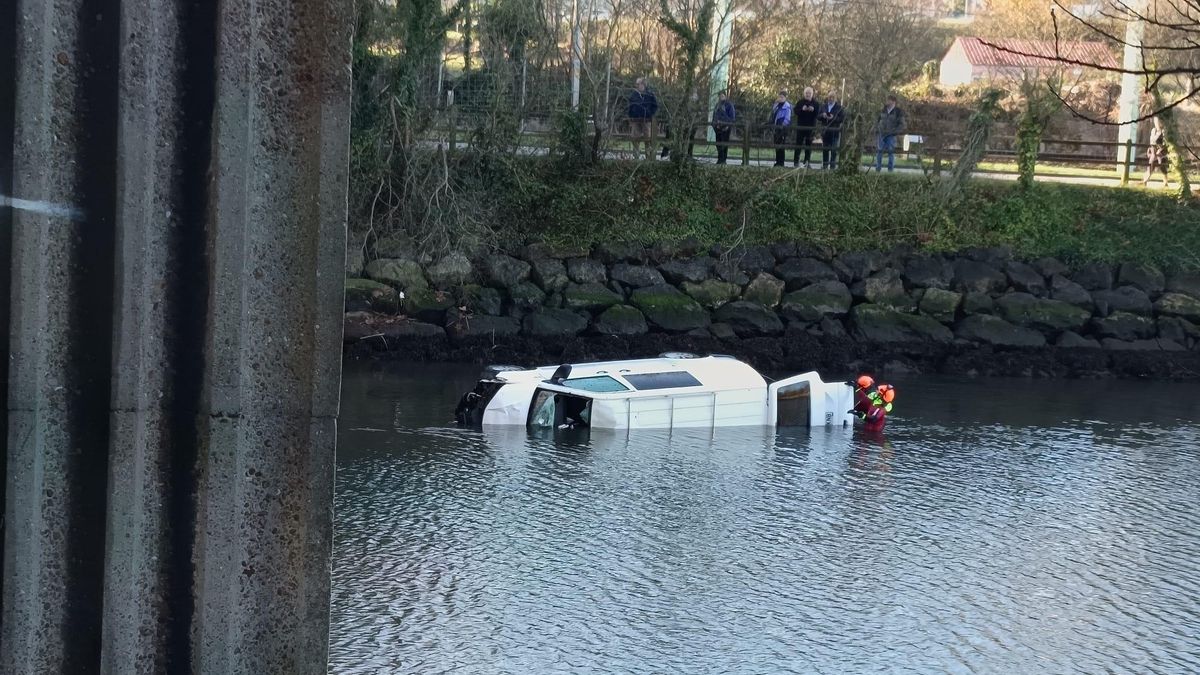 El vehículo en la ría de Avilés.