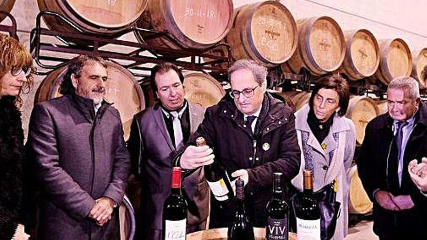 El president Quim Torra, durant la seva visita a un celler del Priorat.