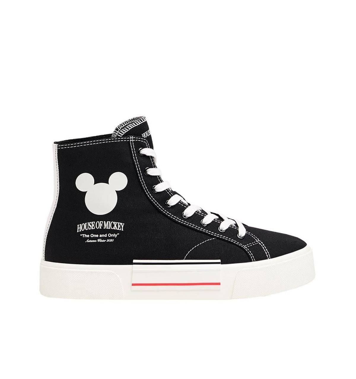 Zapatilla alta de lona negra de la colección de Mickey Mouse de Bershka.